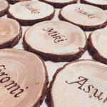 ナチュラルウェディングにぴったり♡木を使った《ウッド席札》17選＊のアイキャッチ画像