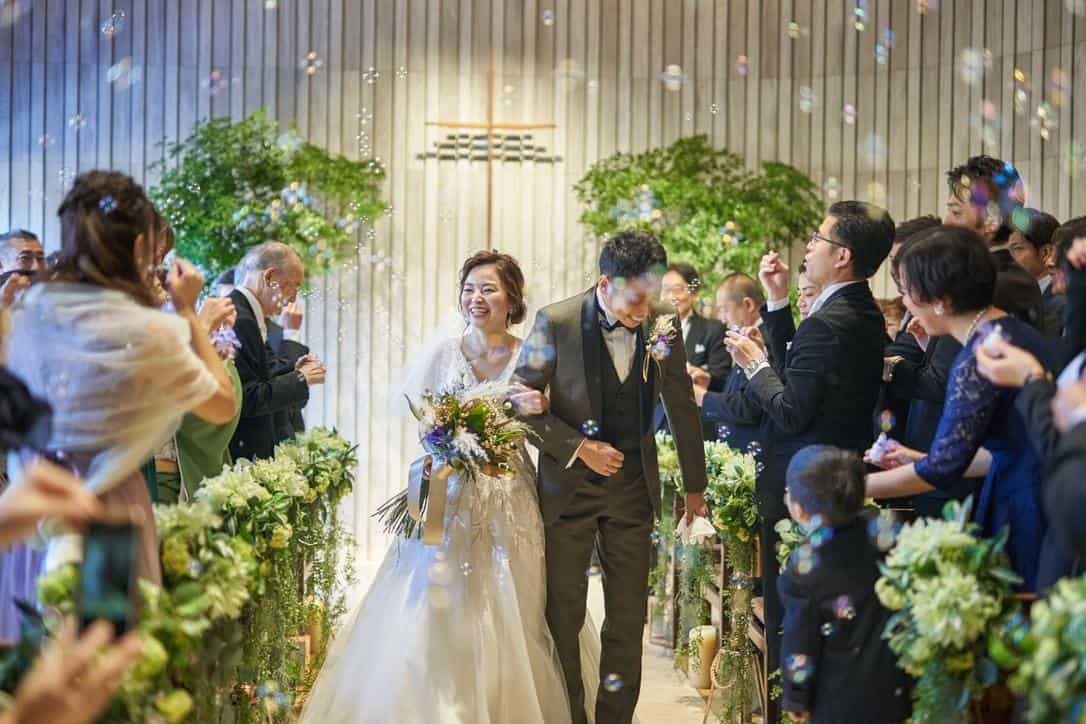 結婚式の挙式スタイル総まとめ♡教会式・人前式・神前式・仏前式の流れや費用は？のカバー写真 0.6666666666666666