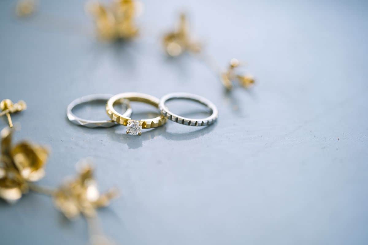 婚約指輪と結婚指輪の違いって？意味やデザインの特徴などを紹介のカバー写真 0.6666666666666666