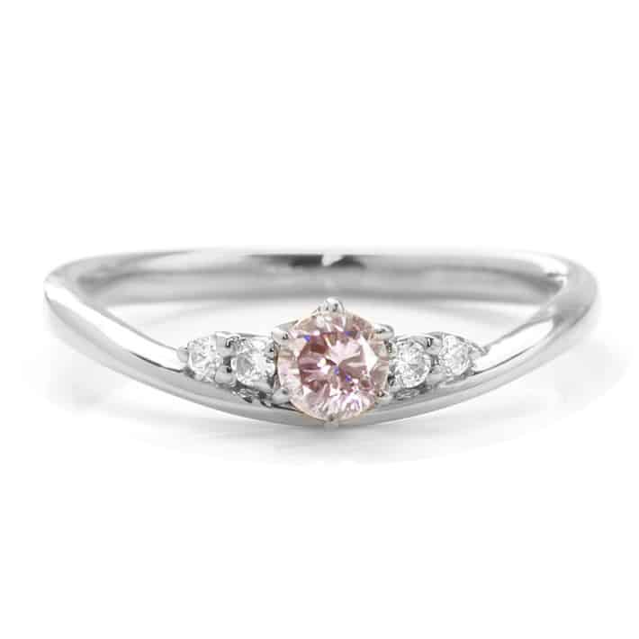 ピンクダイヤモンドで永遠の愛を♡リングブランド10選＆ロマンチックな意味や石言葉も | 結婚式準備はウェディングニュース