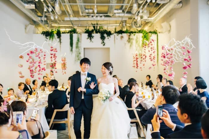 結婚式に上司を呼ばないのはアリ？ナシ？徹底すべき5つのルールをご紹介♡のカバー写真 0.6671428571428571