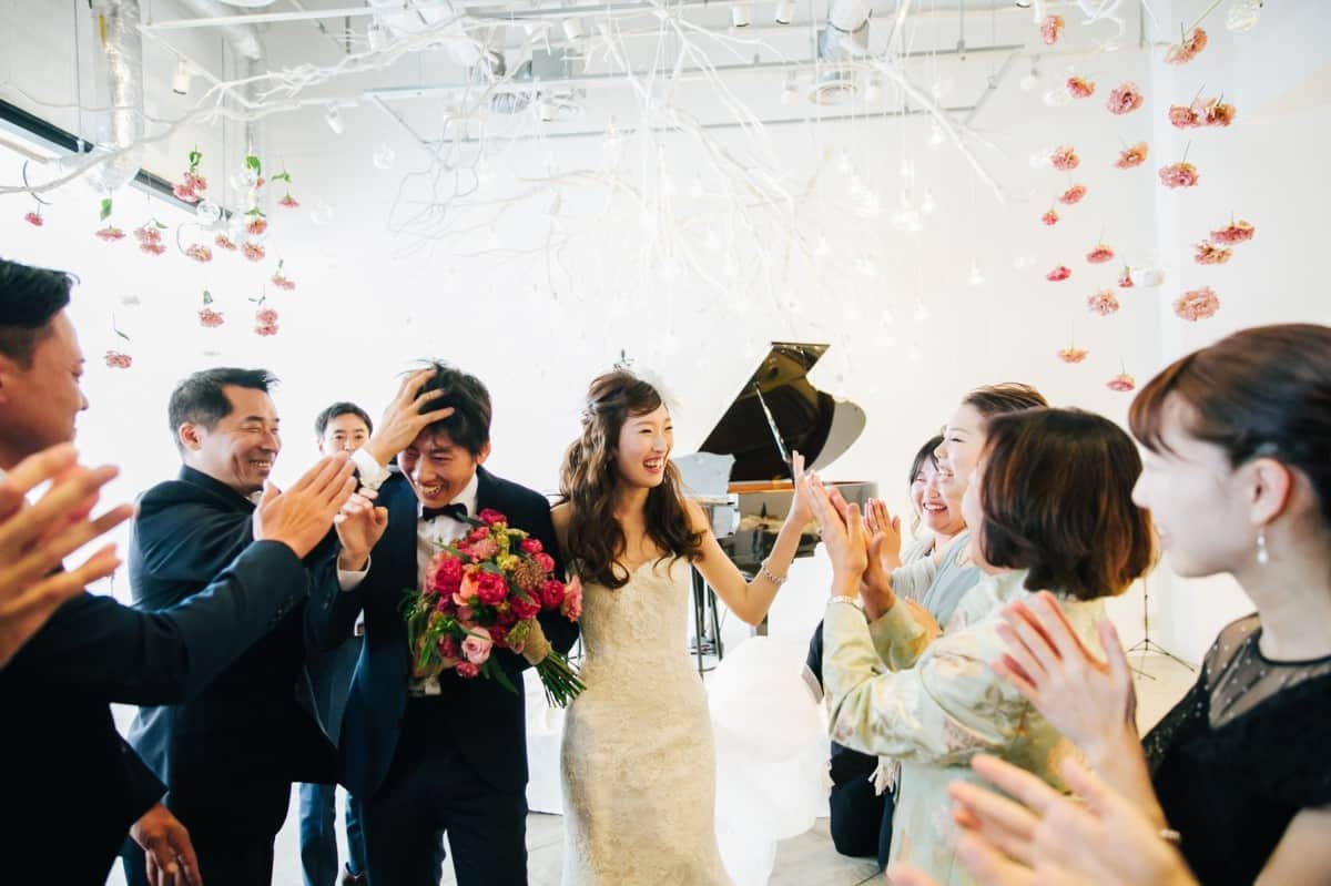 結婚式の退場曲のおすすめ曲22選！選ぶポイントや邦楽・洋楽も紹介のカバー写真 0.6658333333333334