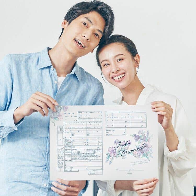 ハナユメが無料配布中♡お洒落で可愛い！オリジナル婚姻届＆入籍記念カードのカバー写真 1