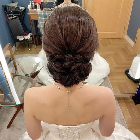 ティアラが人気再燃中 スタイル別 ティアラを使ったヘアアレンジ65選 ウェディングニュース