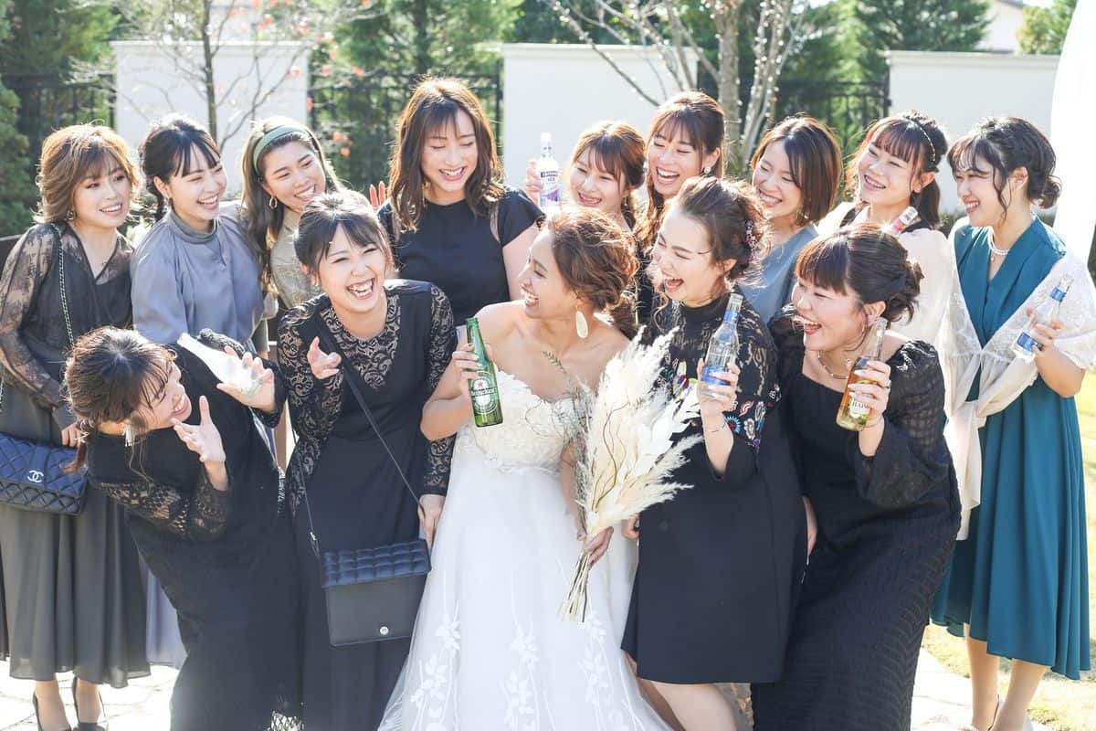 【友人への結婚報告】誰に、いつ、どう伝えるべき？《4つのベストタイミング》を知っておけば友人関係も良好に♡のカバー写真 0.6666666666666666