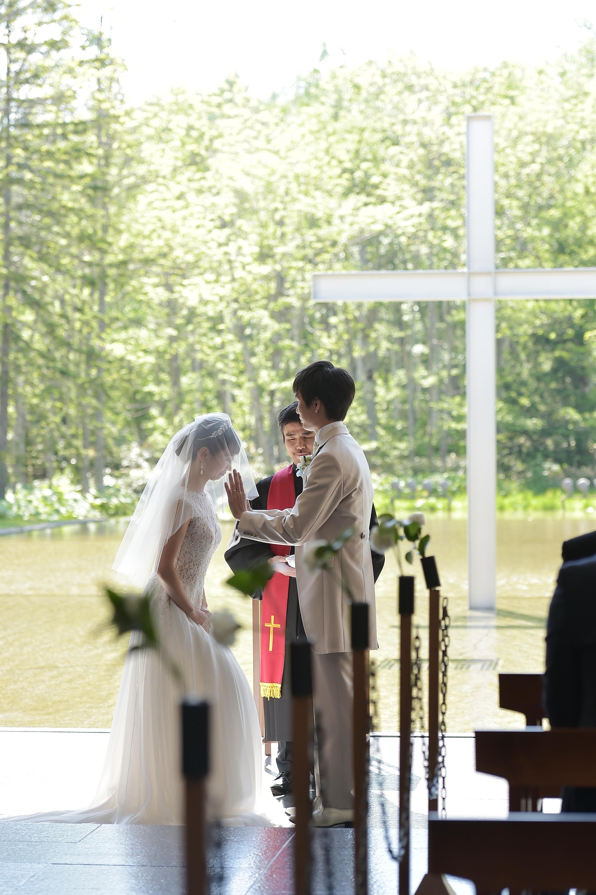 挙式会場 演出の実例写真 19枚 星野リゾート トマム 水の教会 結婚式場探しはウェディングニュース