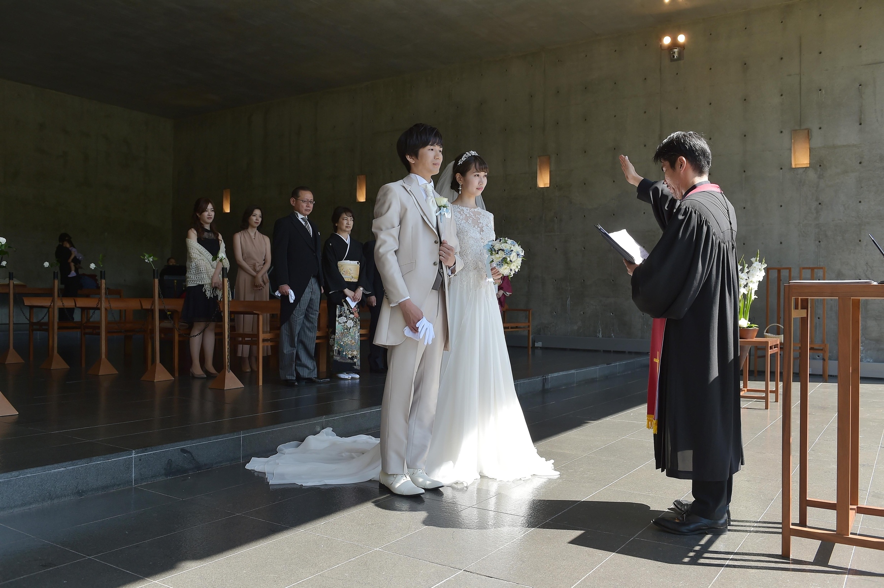 挙式会場 演出の実例写真 19枚 星野リゾート トマム 水の教会 結婚式場探しはウェディングニュース